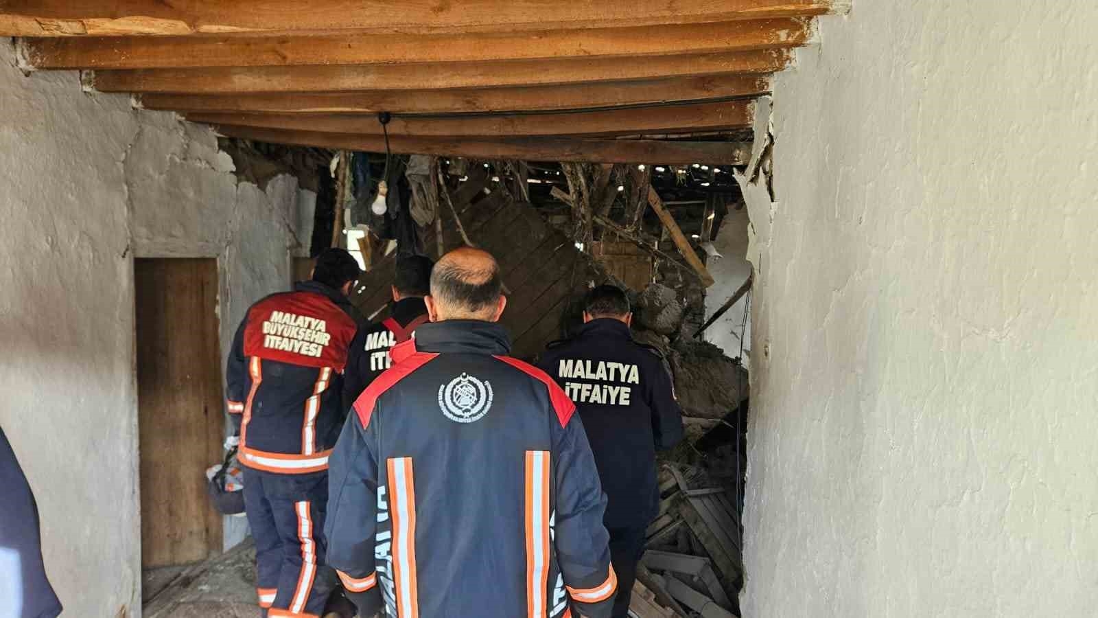 Malatya'da göçük altında kalan 6 büyükbaş hayvanı itfaiye kurtardı