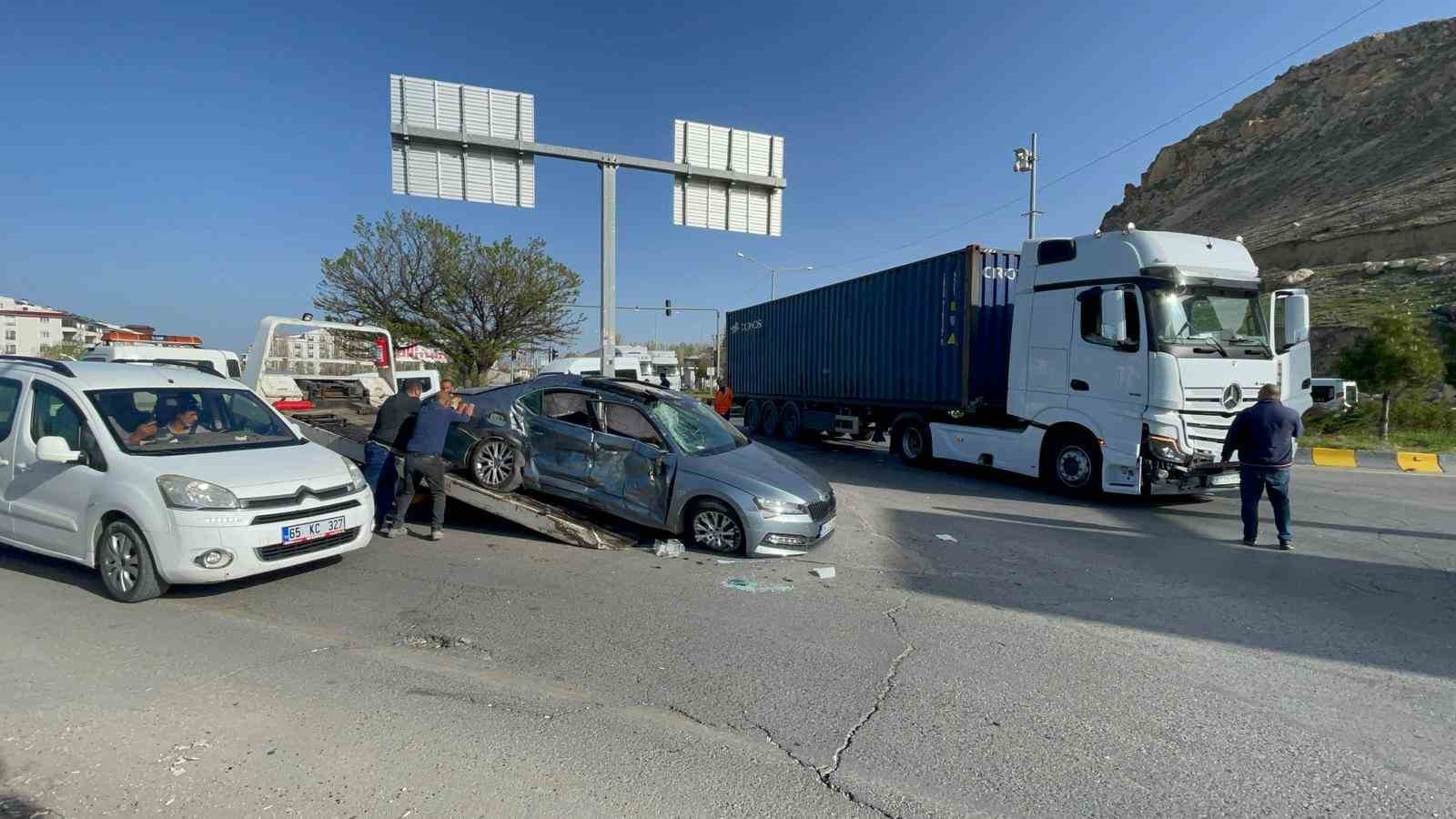 Erciş'te Otomobille Tır çarpıştı: 1 ölü, 2 yaralı