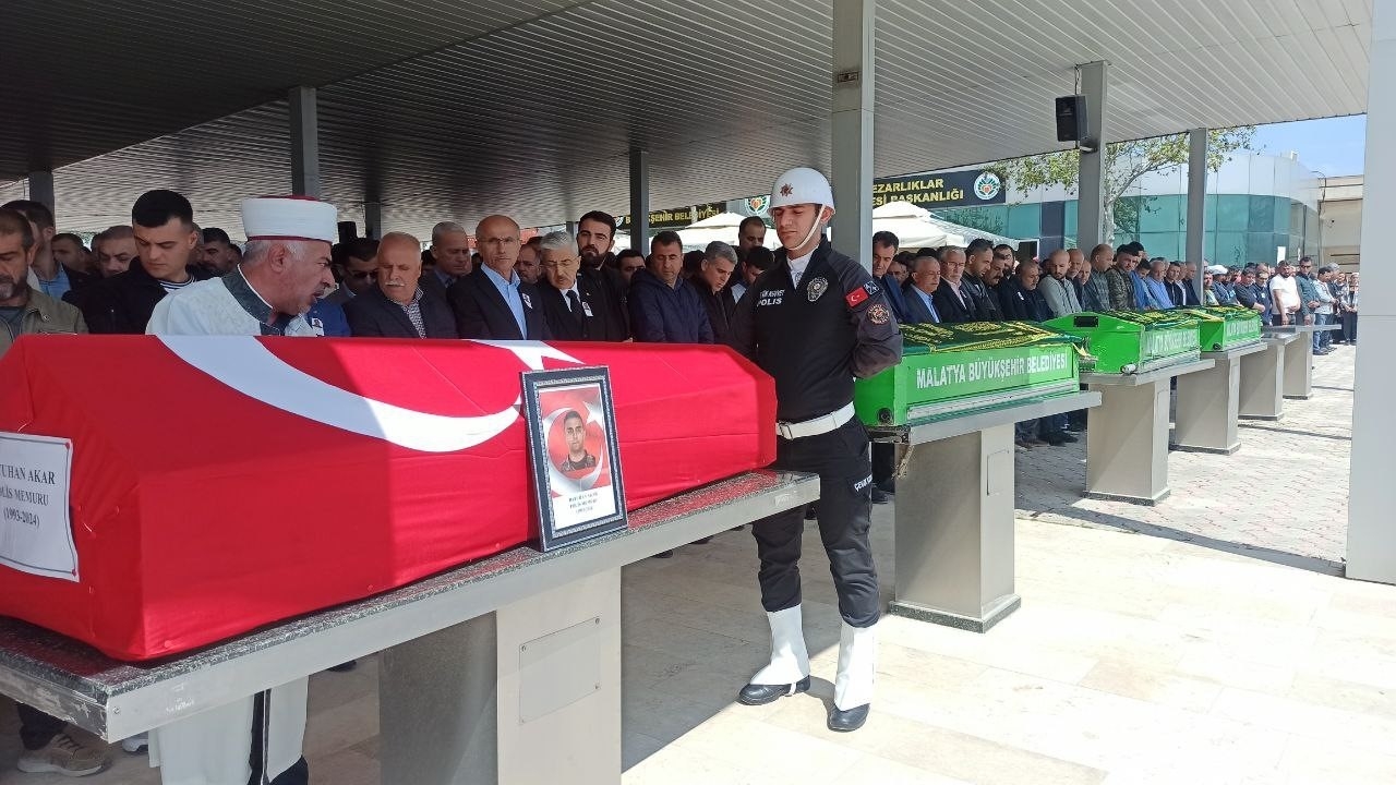 Şanlıurfa'da kaza yapan polis memuru Batuhan Akar ve ailesi son yolculuğuna uğurlandı