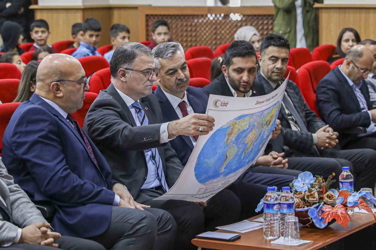 Van Valisi Ozan balcı öğrencilere harita dağıttı