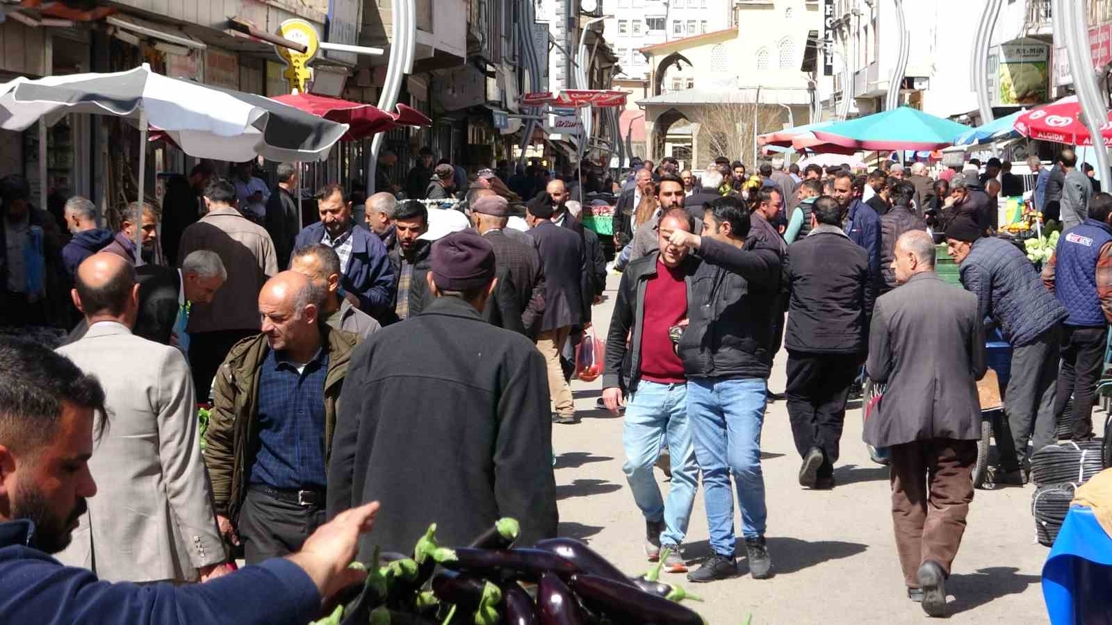 Van'da hayat normale döndü; bayram alışverişi hareketliliği başladı