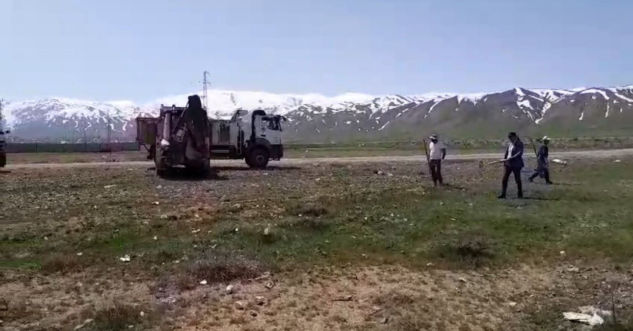 Yüksekova İlçe Özel İdaresi köylerde biriken çöpler için seferber oldu