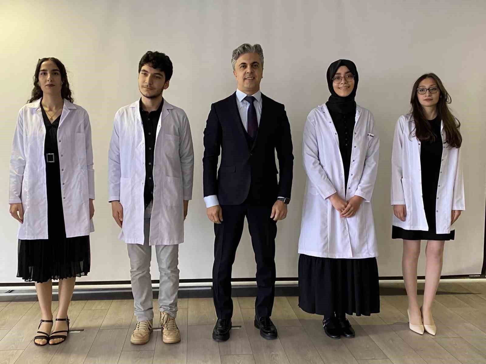 Erzincan Binali Yıldırım Üniversitesi  Tıp Fakültesi dönem birincisi öğrencilerine önlük giyme töreni düzenlendi