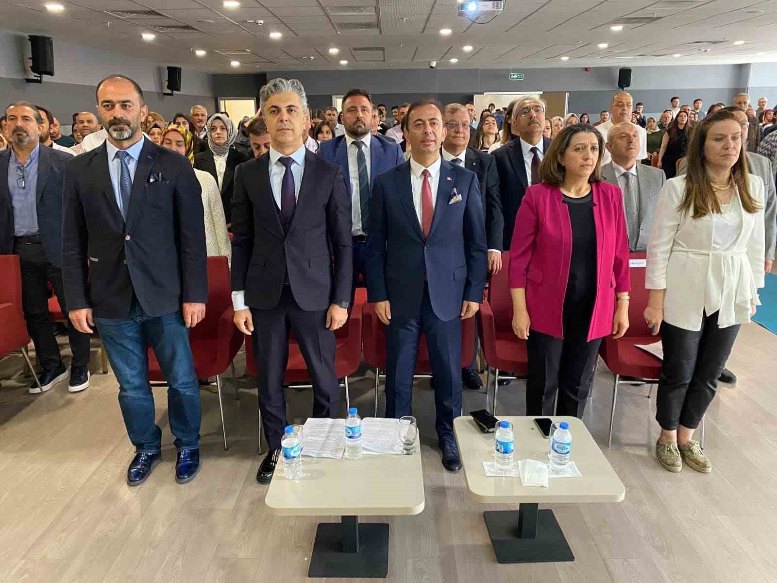 Erzincan Binali Yıldırım Üniversitesi  Tıp Fakültesi dönem birincisi öğrencilerine önlük giyme töreni düzenlendi