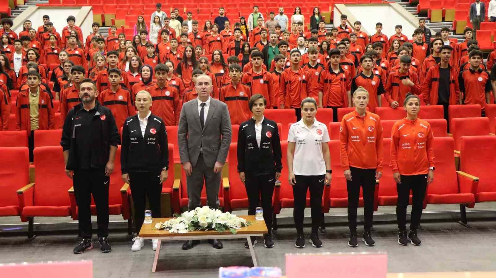 Erzincan'da "Türkiye'de Kadın Futbolunun Gelişimi ve Sunduğu Fırsatlar" paneli düzenlendi