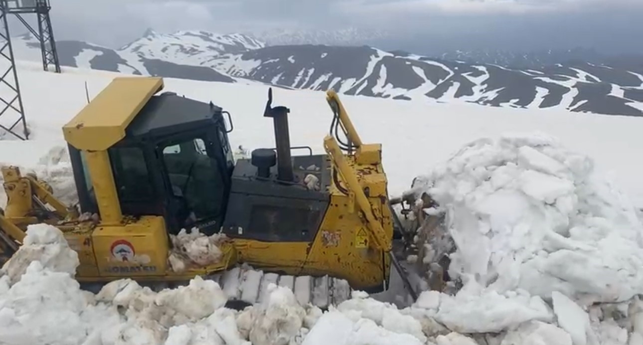 Hakkari'de mayıs ayında 5 metreyi bulan karda yol açma çalışması sürüyor