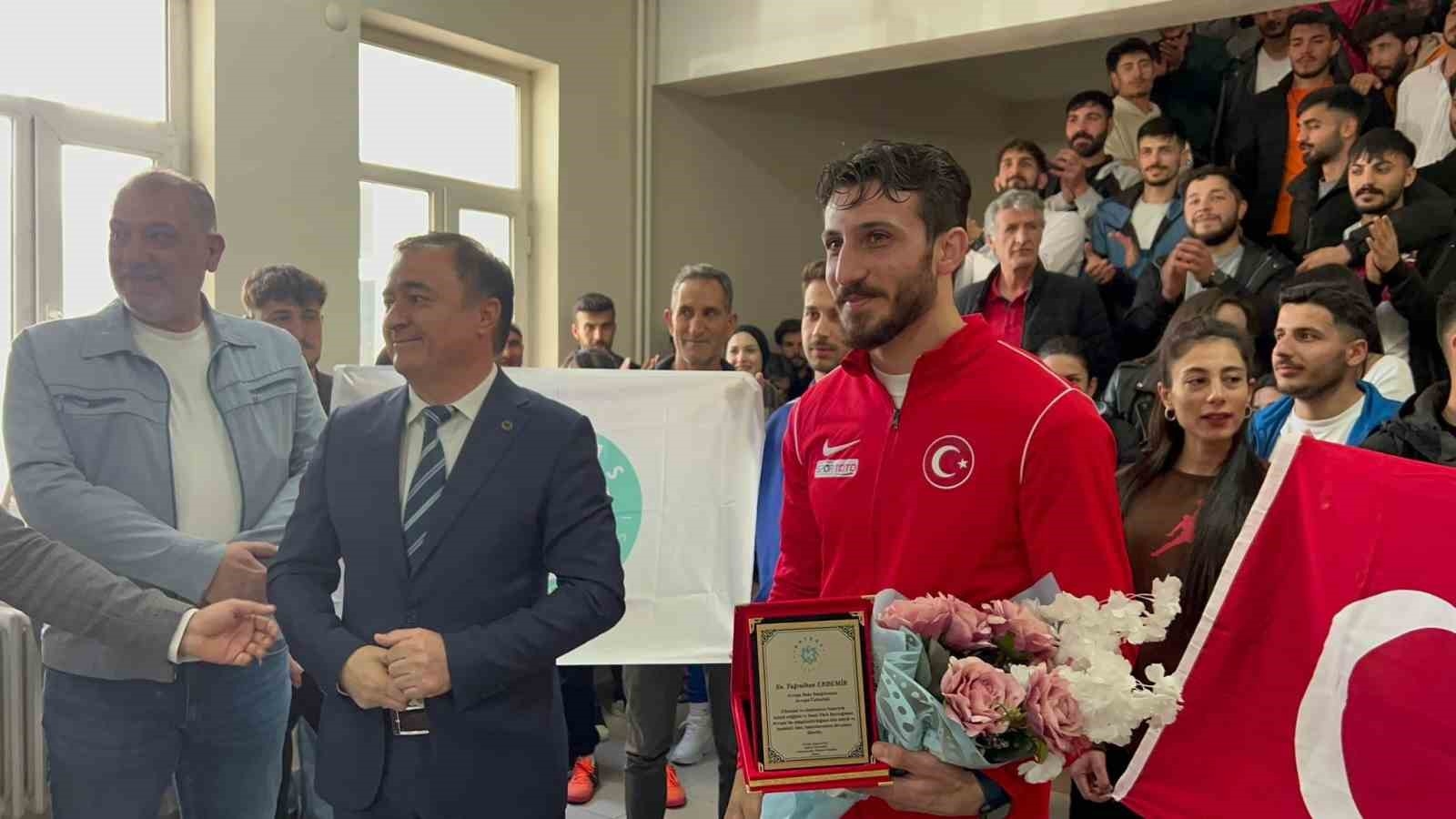 Milli boksör Erdemir, okulunda sevgiyle karşılandı