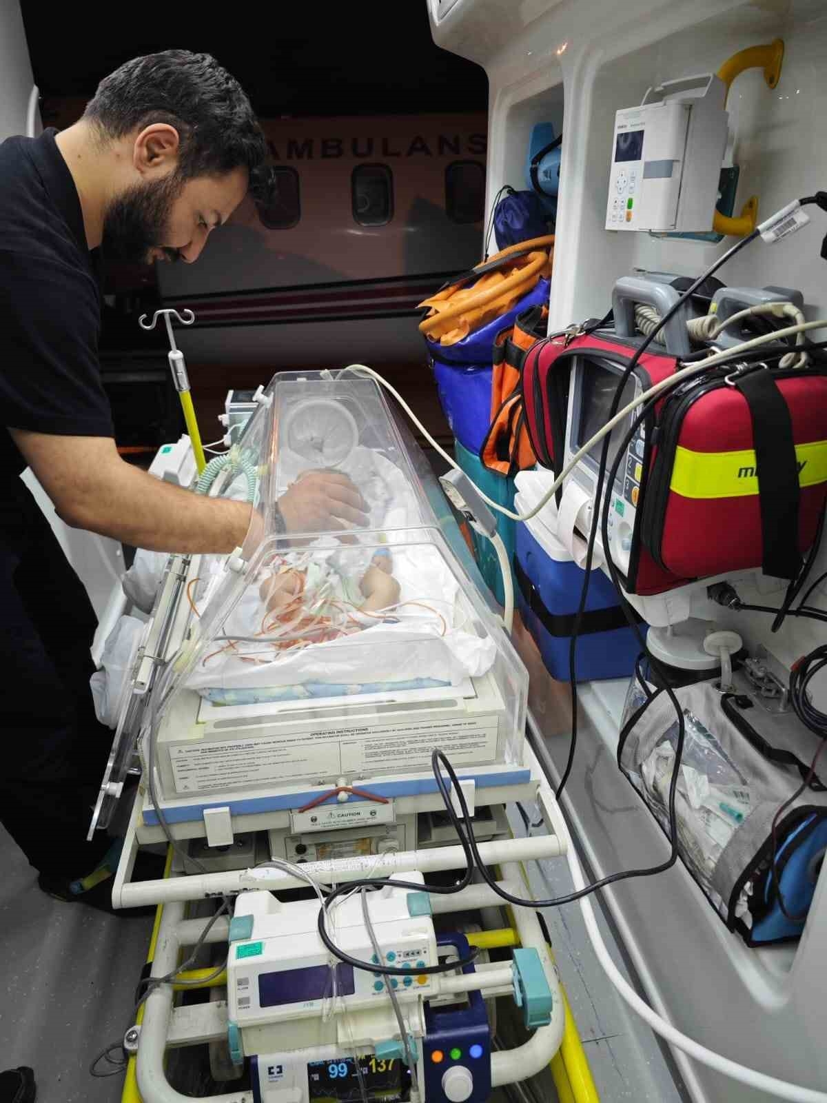 Van'da bebek hastalar ambulans uçakla İstanbul'a sevk edildi
