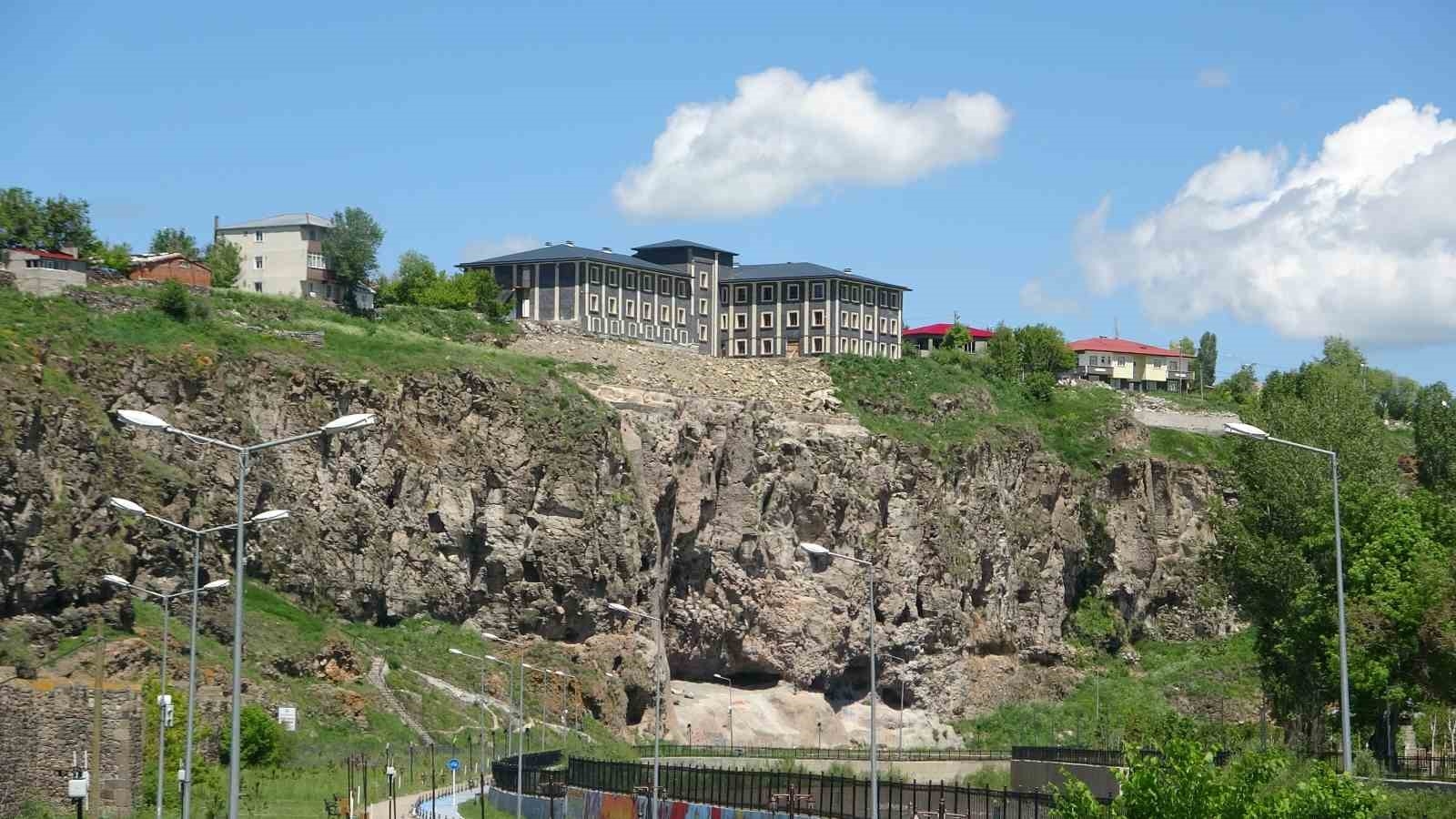 Ardahan Belediye Başkanı Faruk Demir, otel inşaatında doğanın tahrip edildiğini iddia etti