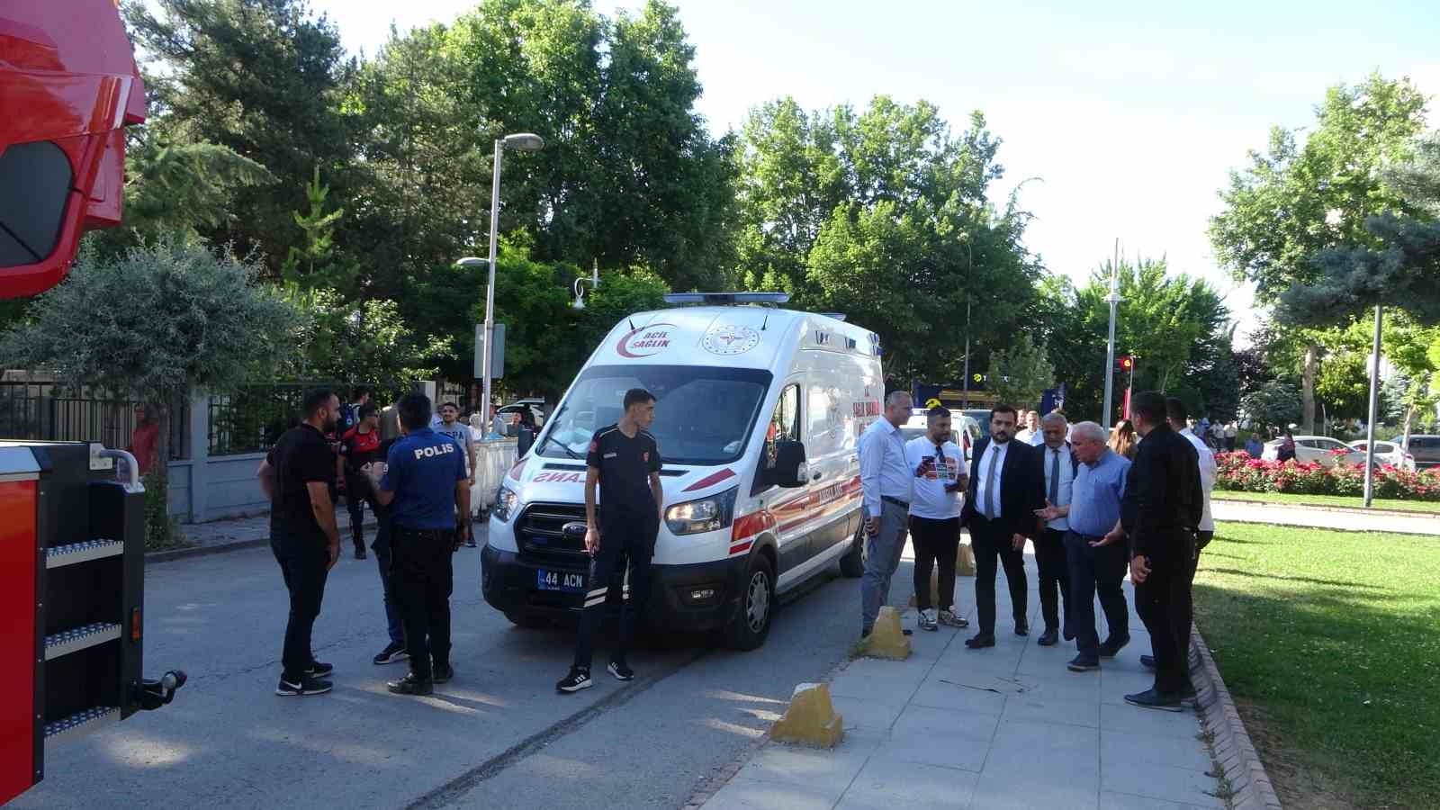 Büyükşehir belediyesinde konteyner talebine olumsuz yanıt alan genç elinde bıçakla çatıya çıktı