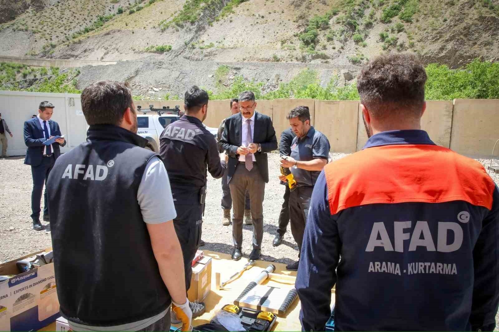 Hakkari Valisi ve Belediye Başkan Vekili Ali Çelik deprem hazırlık çalışmalarını yerinde inceledi