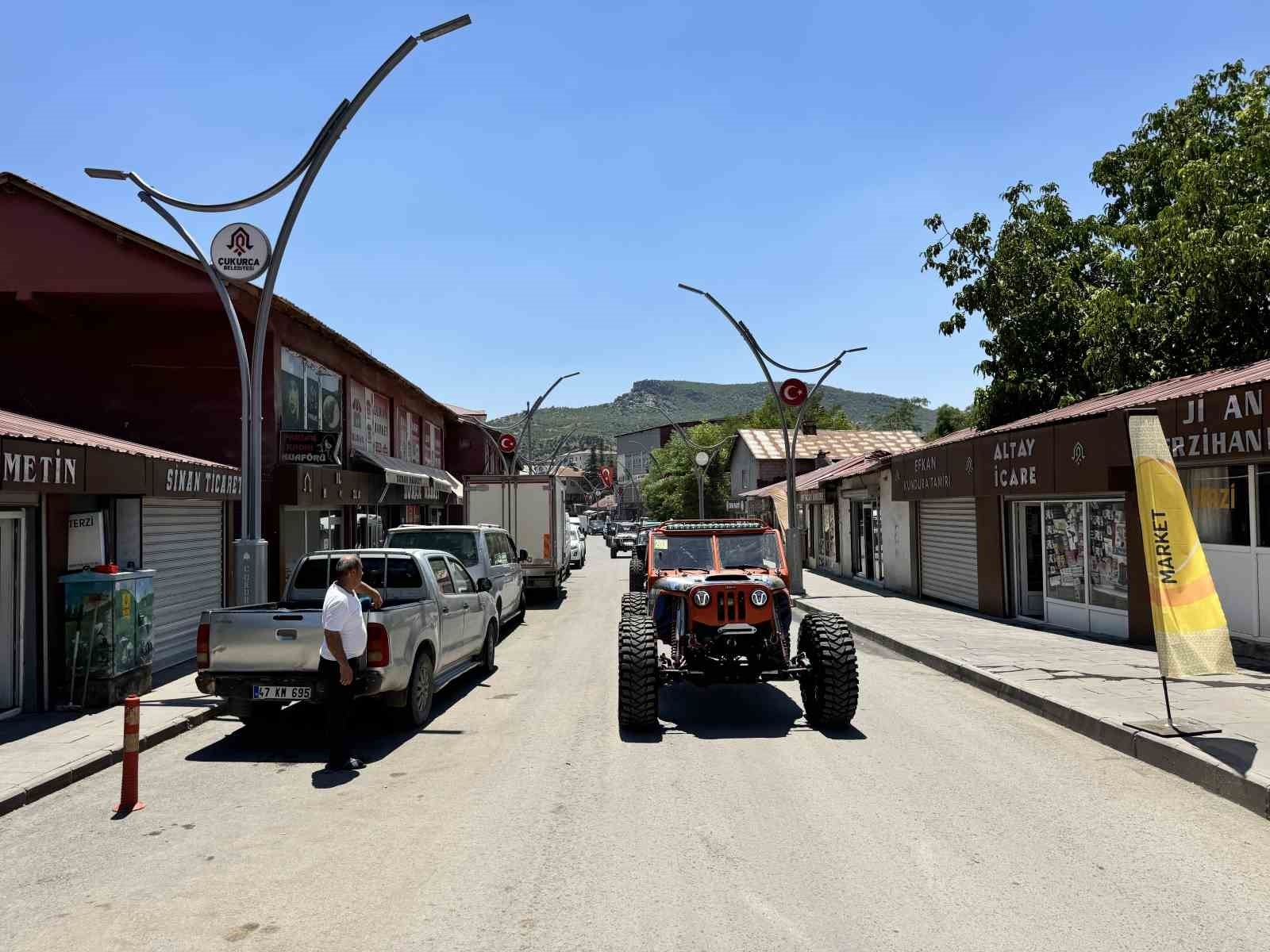 Hakkari'de off-road gösterisi büyük ilgi gördü
