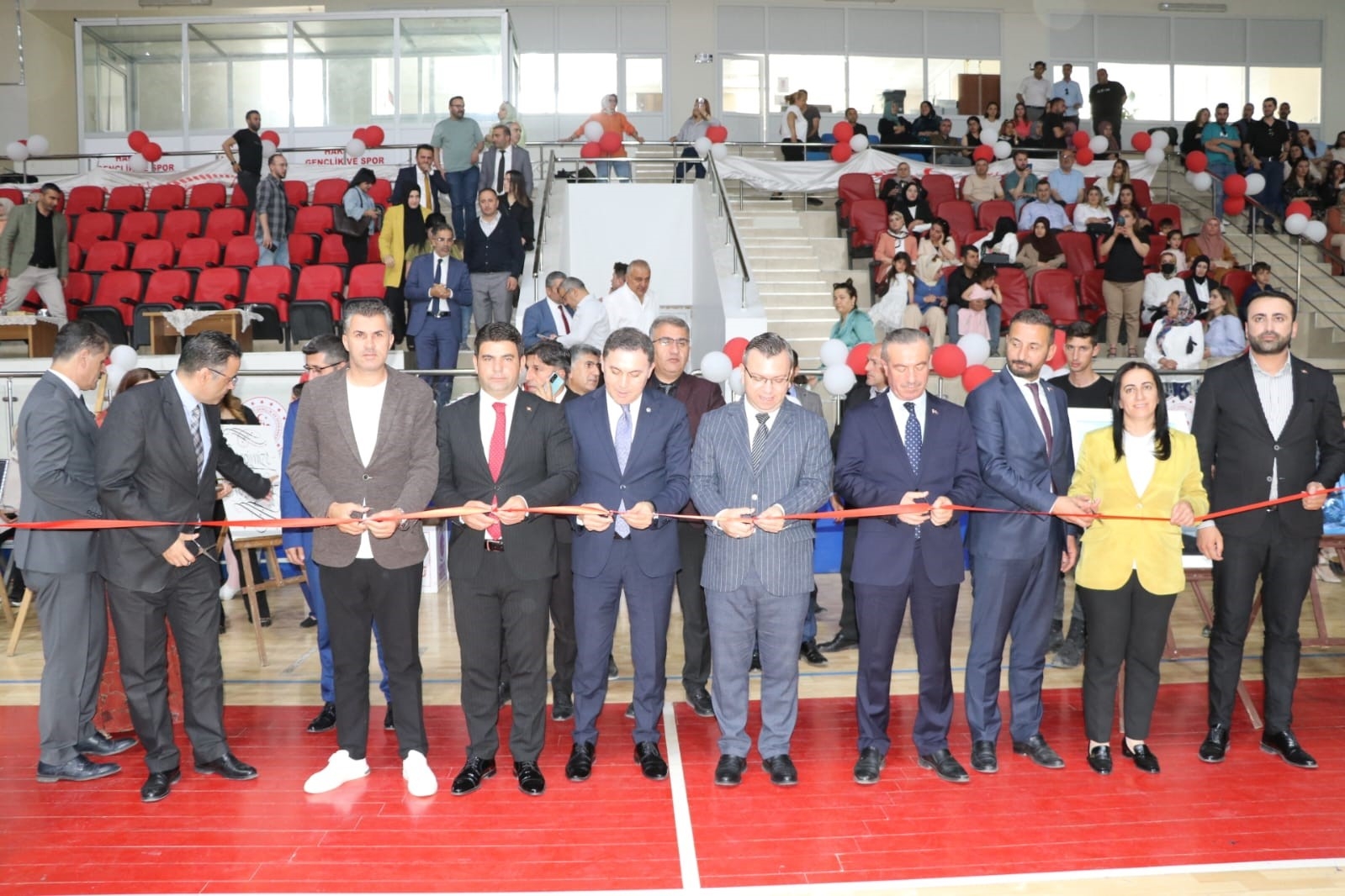Hakkâri'de yılsonu sergisi"
