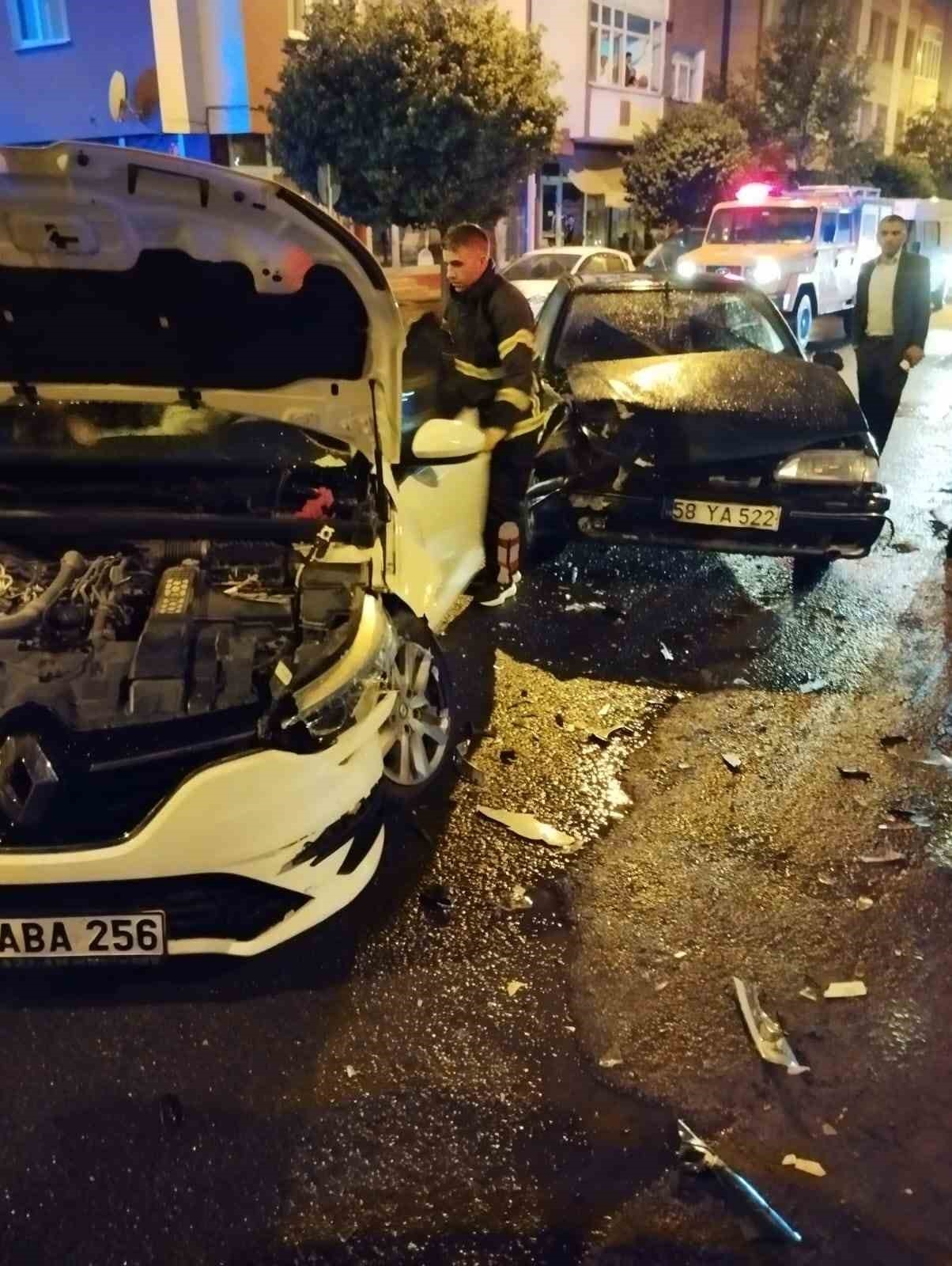 İki aracın karıştığı kazada bilanço 2 yaralı