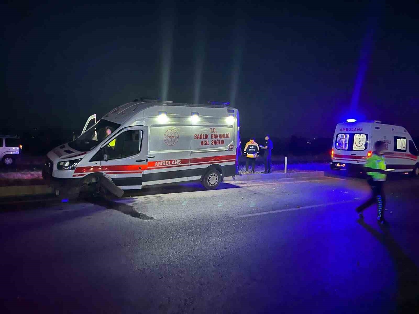 Kontrolden çıkan ambulans refüje çıktı: 4 yaralı