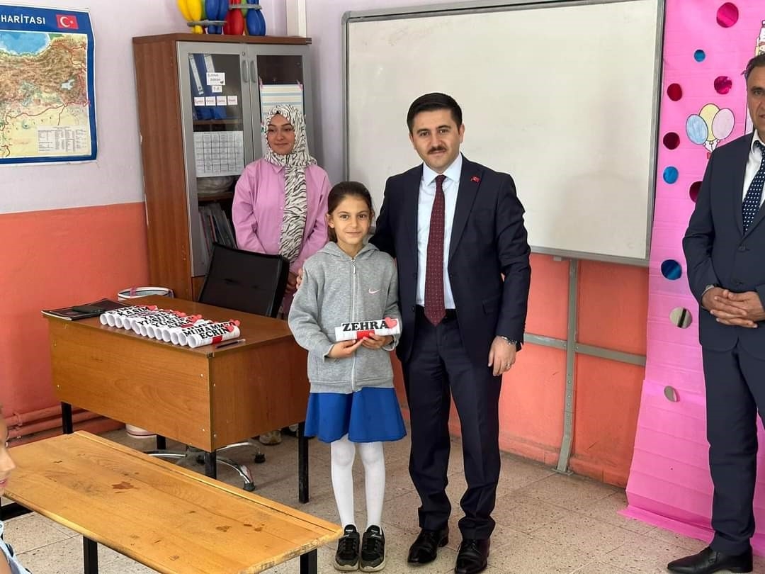 Özalp Kaymakam Bulut öğrencilere karnelerini dağıttı