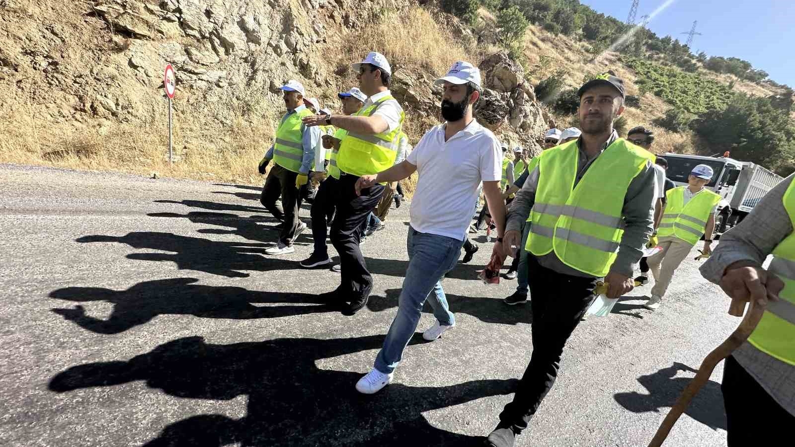 Şemdinli-Derecik yolu 40 yıl aradan sonra çöplerden arındırıldı