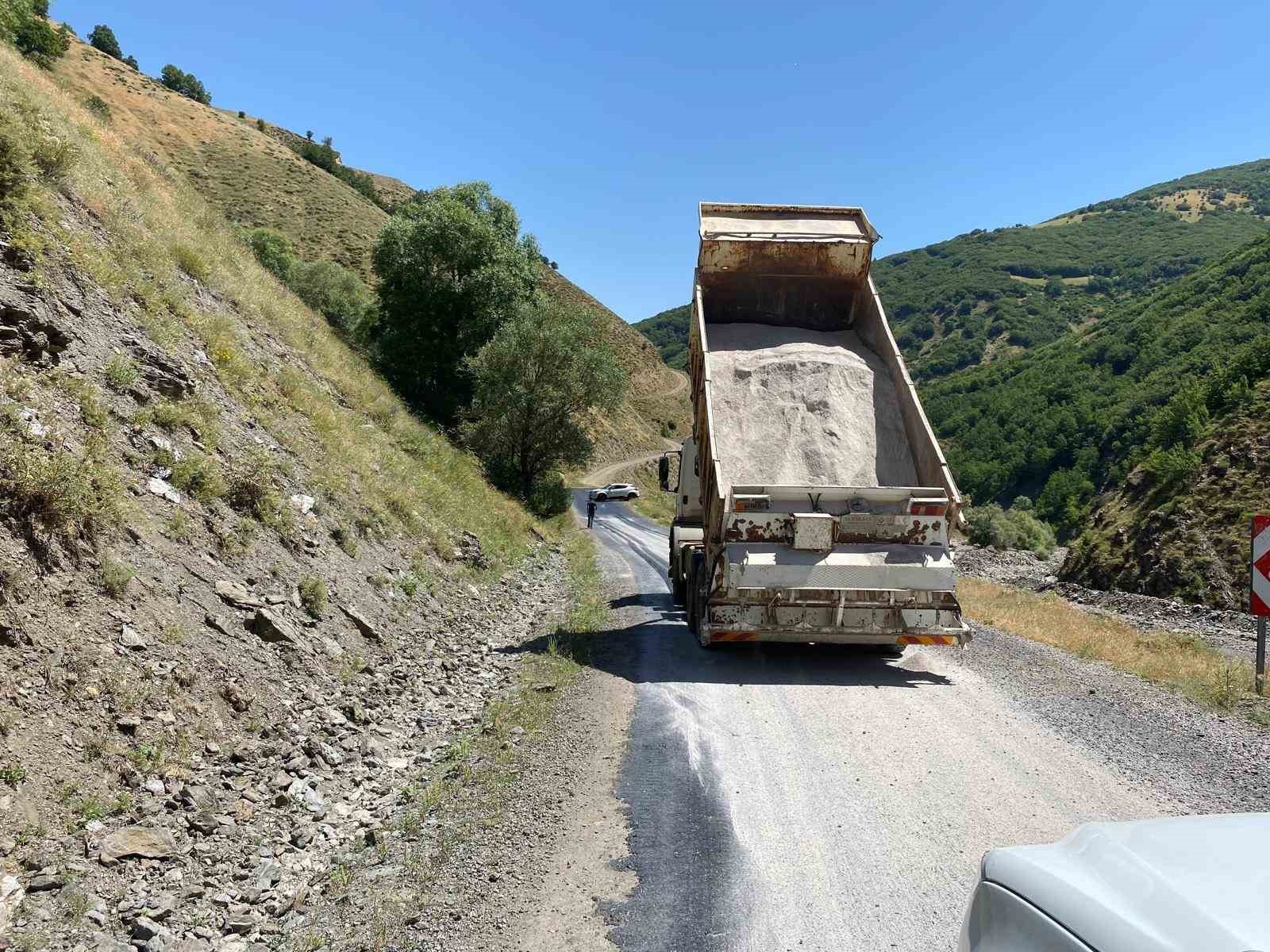 Sıcaklar asfaltı eritti Muş'ta