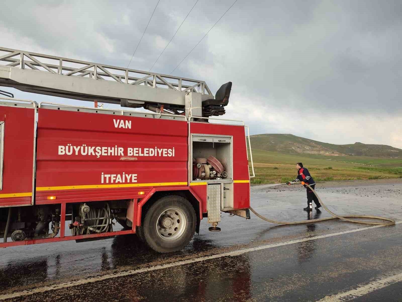 Van'da kaygan yolda zincirleme kaza: 5 yaralı