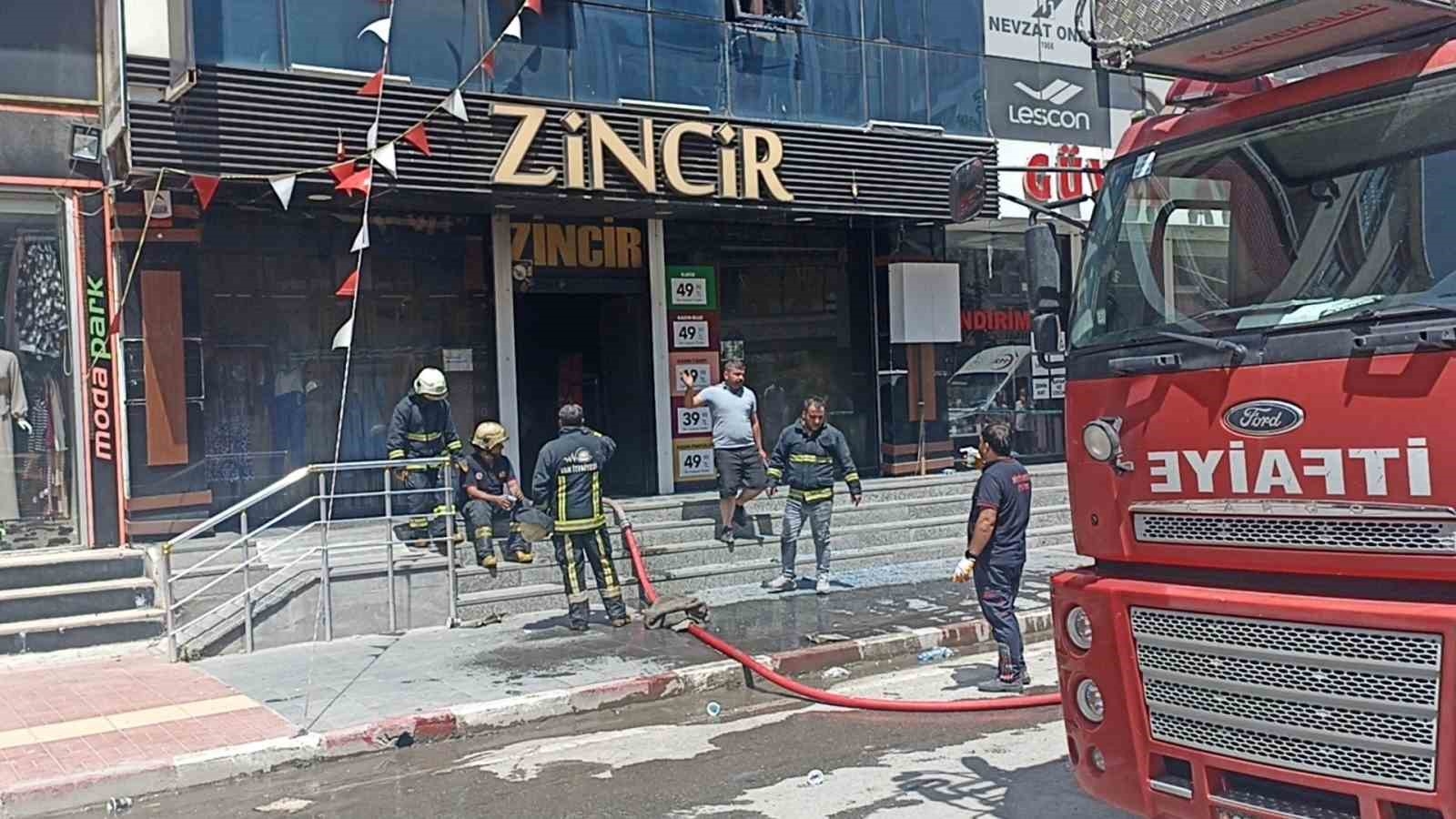 Erciş'te giyim ve ayakkabı mağazasında yangın