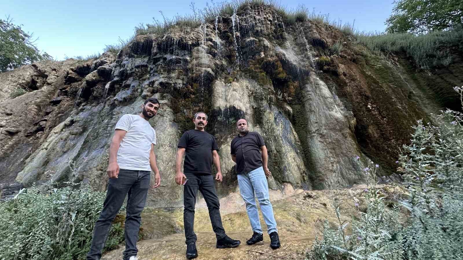 Hakkari Doski Vadisi'ndeki şelale doğaseverlerin uğrak yeri oluyor