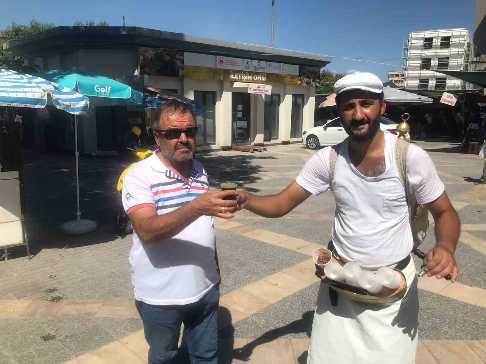 Malatya'da sıcak havaların vazgeçilmezi Meyan Şerbeti