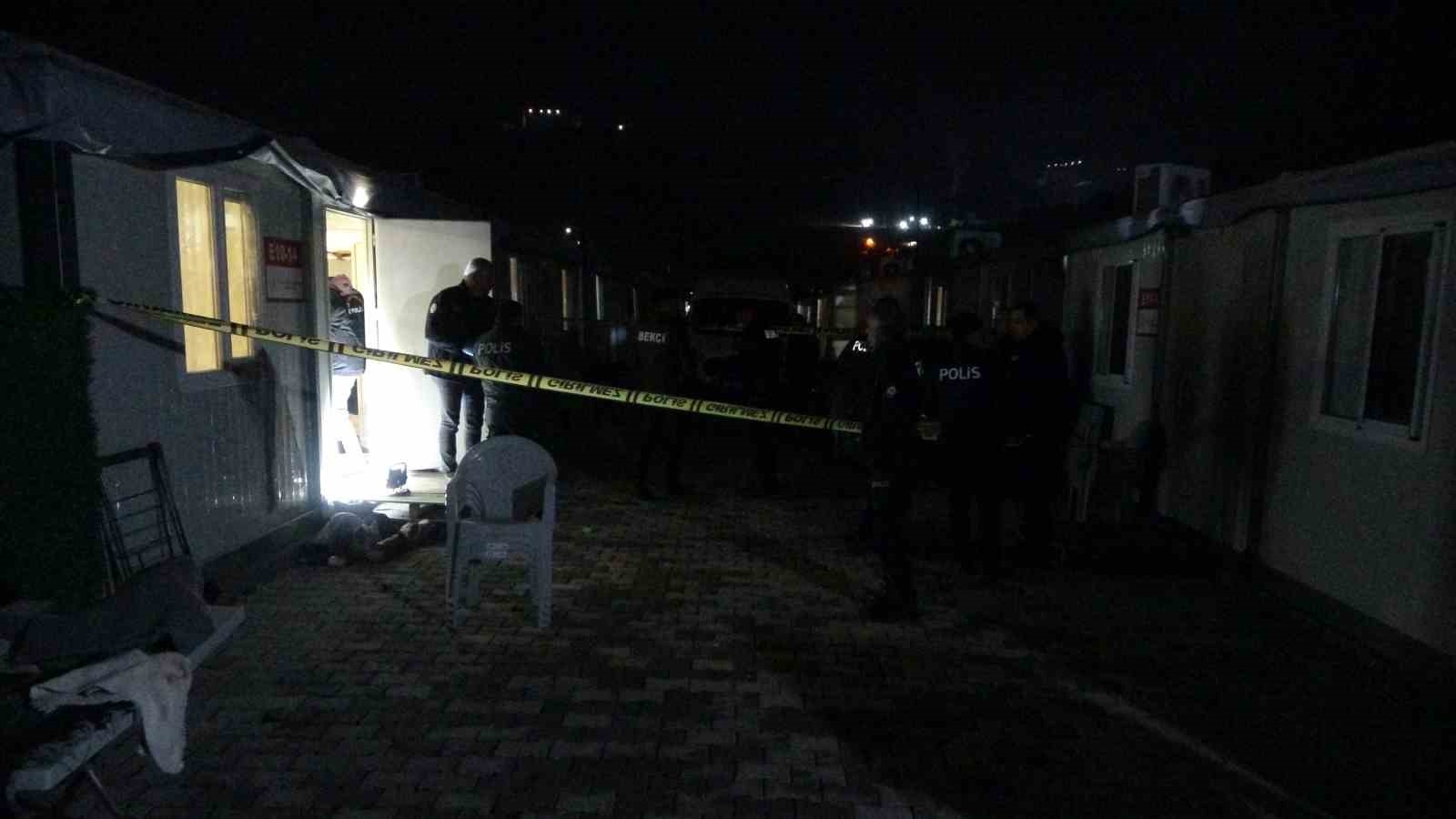 Baba oğlunu tüfekle sırtından vurdu