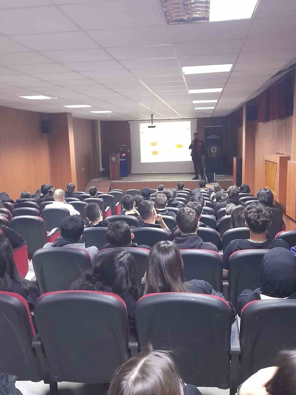 Erzurum'da polis öğrencilere güvenli gelecek bilgilendirmesi