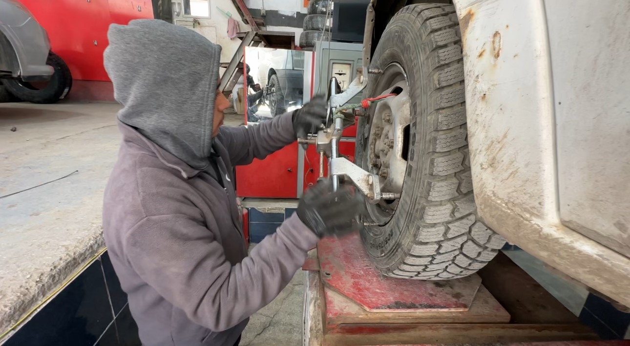 Hakkari'de havalar soğudu, sürücüler lastik değişimine başladı