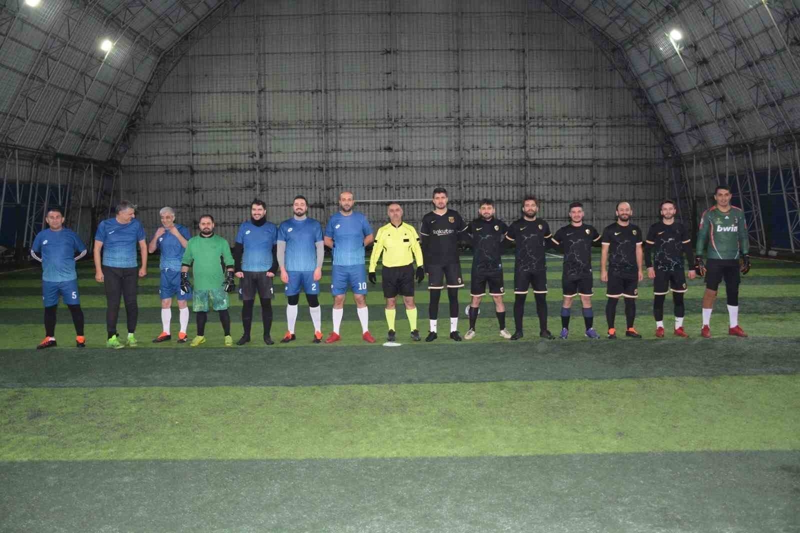 Bitlis'te futbol turnuvasının şampiyonu Eczane Sarf oldu