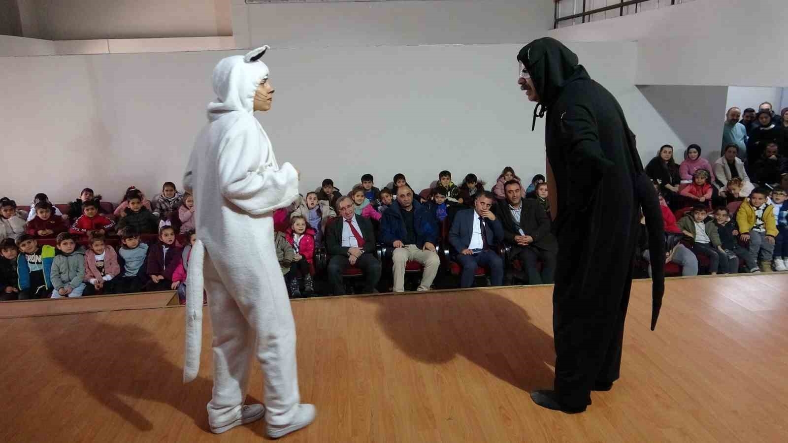 Van'ın İpekyolu ilçesine de anaokulu öğrencilerine tiyatro