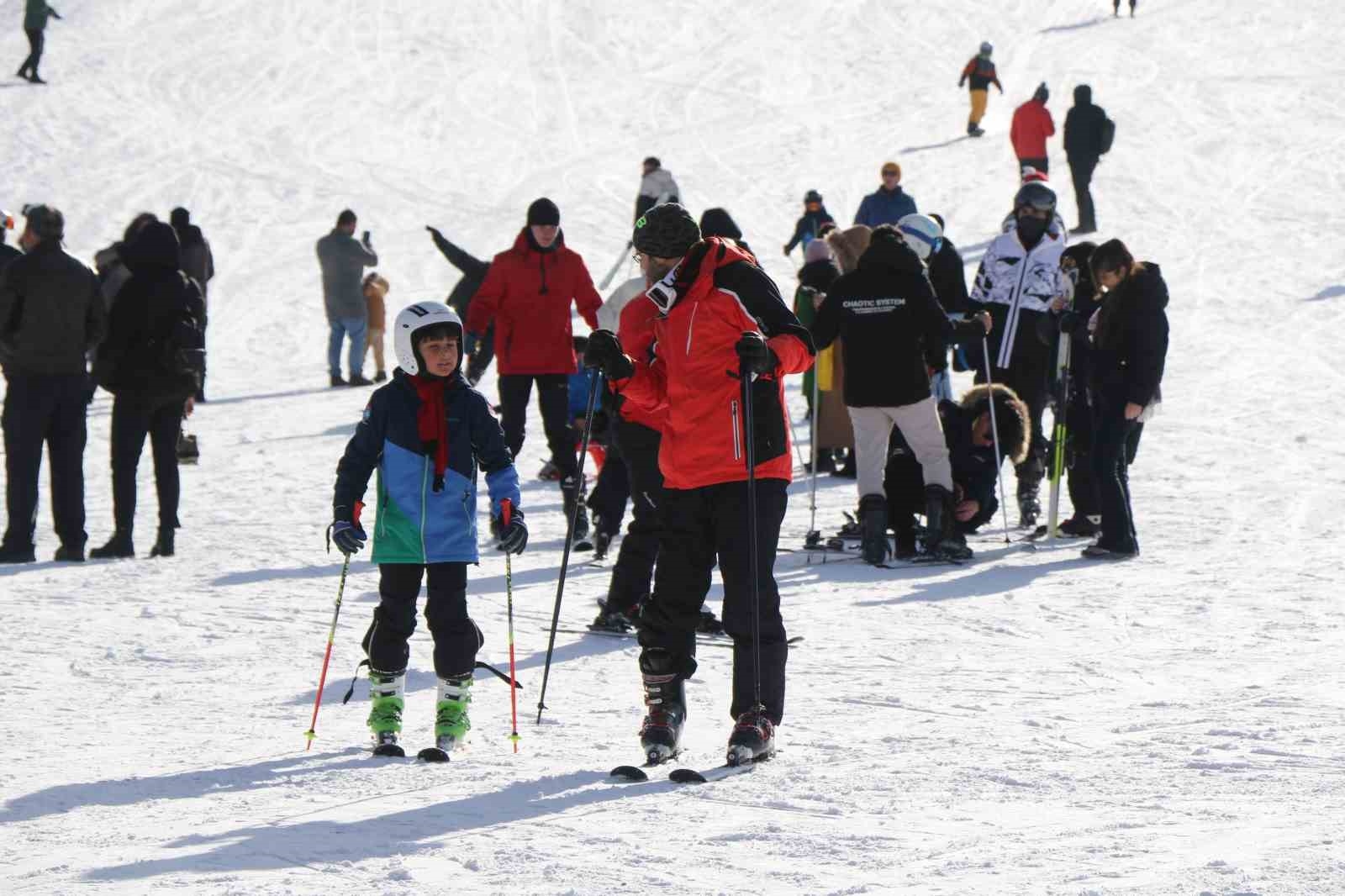 Erzincan Ergan'da hafta sonu kayak heyecanı