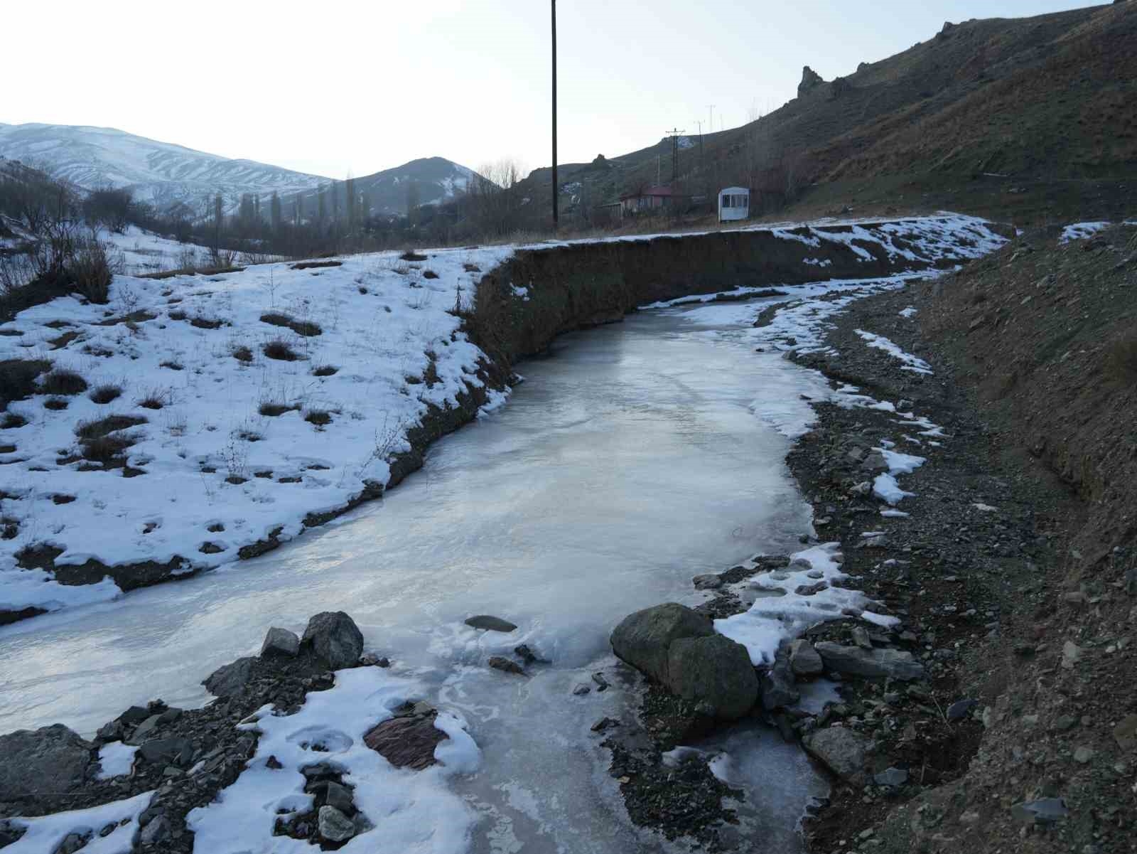 Iğdır'ın yüksek kesimlerinde akarsular dondu