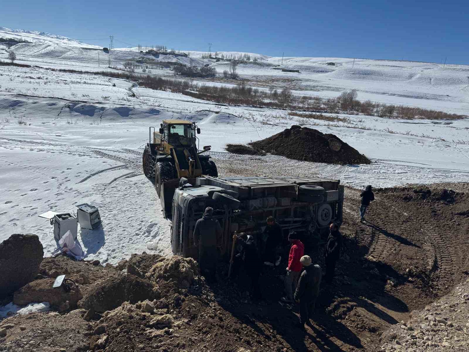 Van'da kamyon şarampole yuvarlandı, sürücü yara almadan kurtuldu