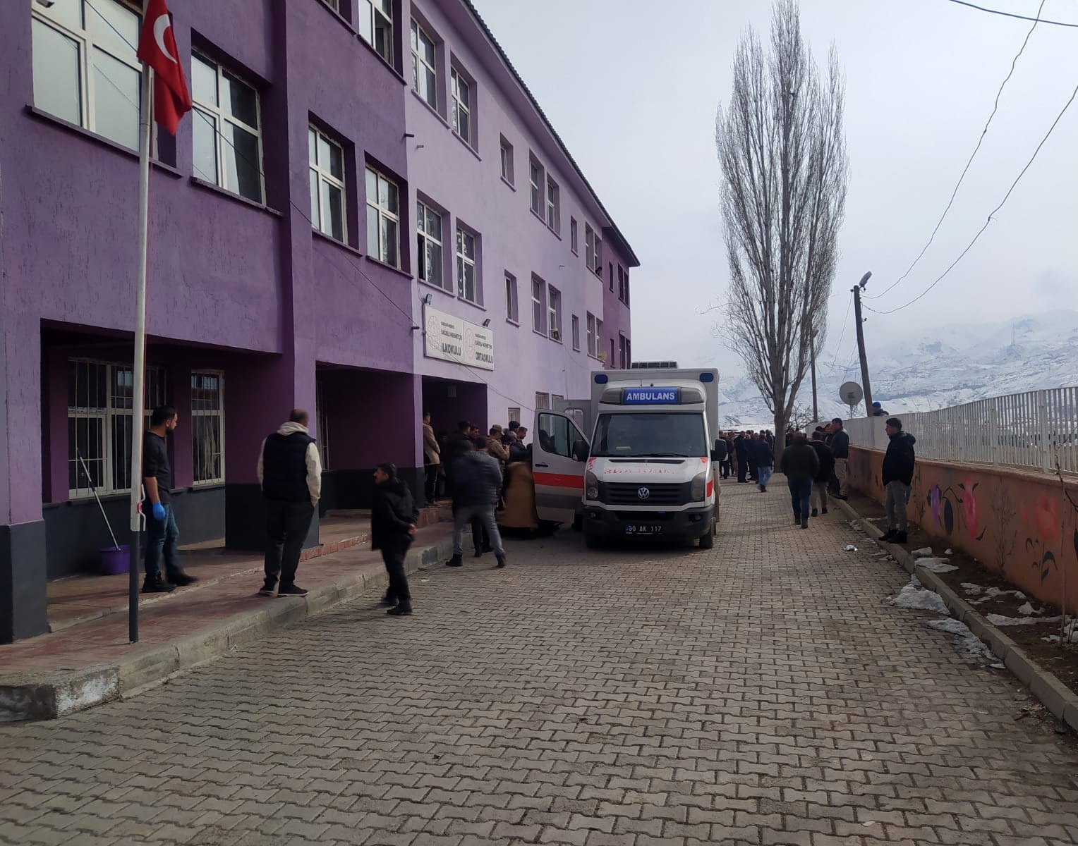 Hakkari'de 34 öğrenci gıda zehirlenmesi şüphesiyle hastaneye kaldırıldı