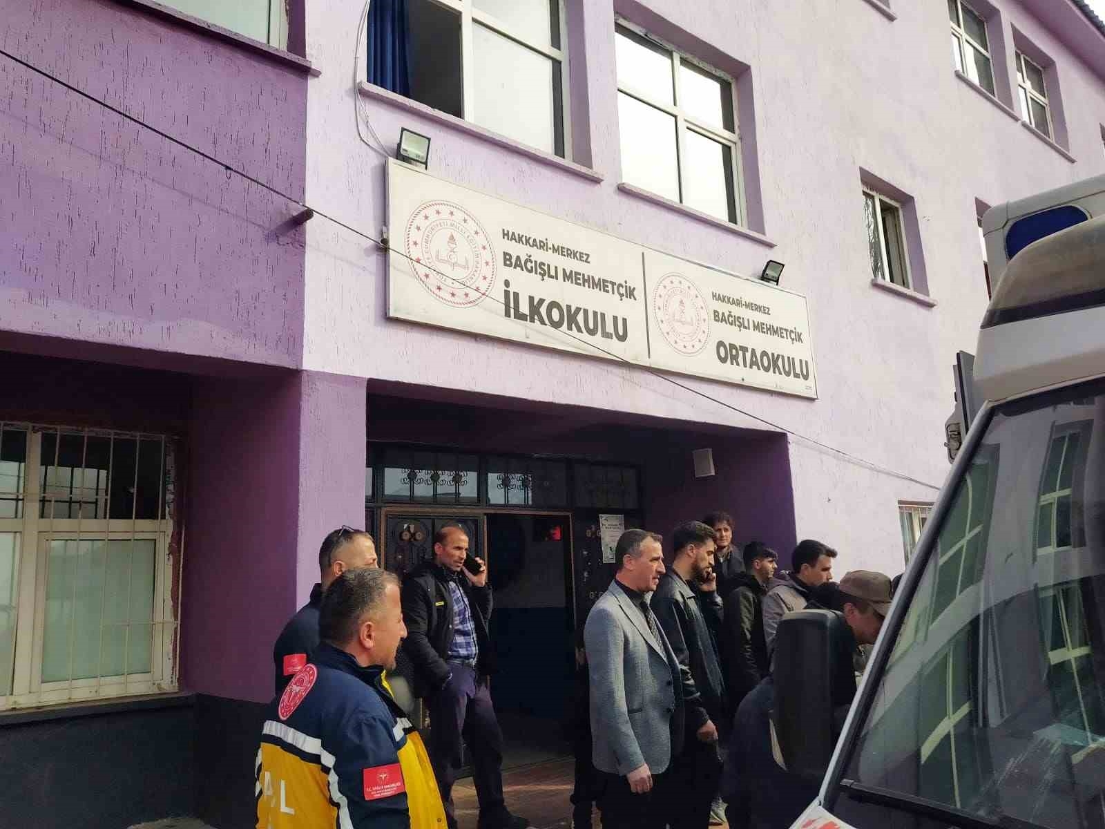 Hakkari'de 34 öğrenci gıda zehirlenmesi şüphesiyle hastaneye kaldırıldı