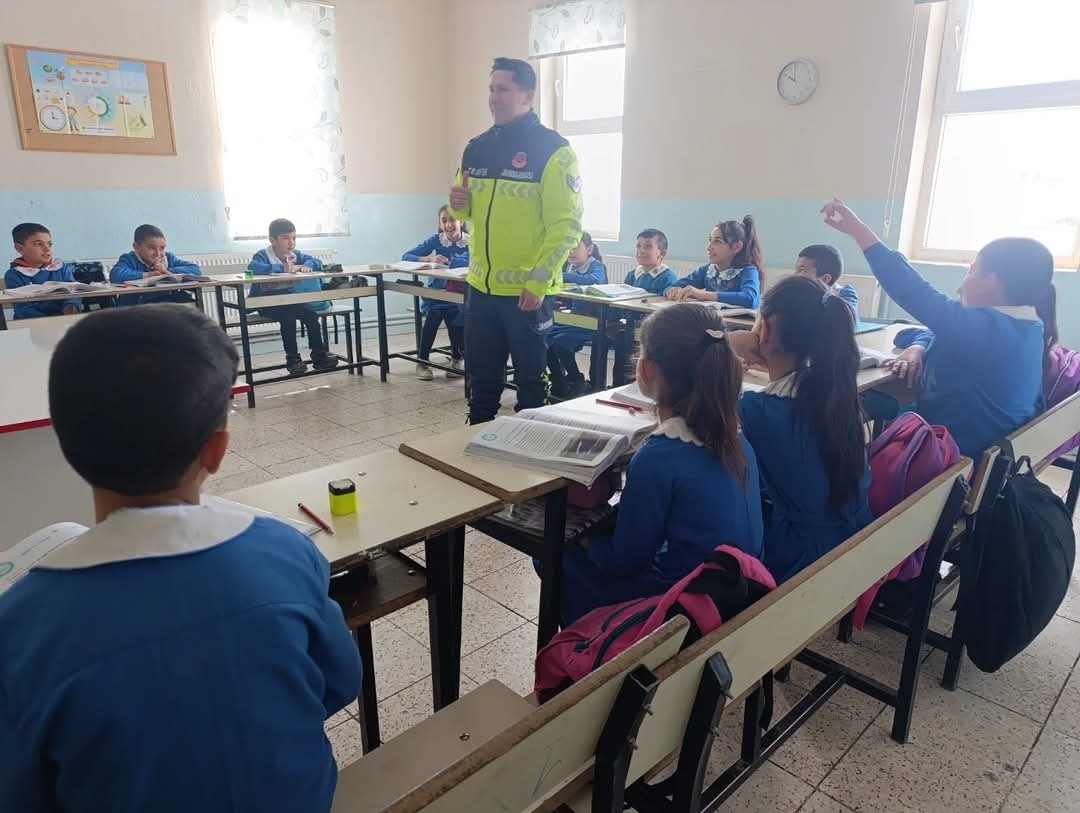 Akyaka'da jandarma ekiplerinden öğrencilere "Trafik Dedektifleri Projesi" eğitimi