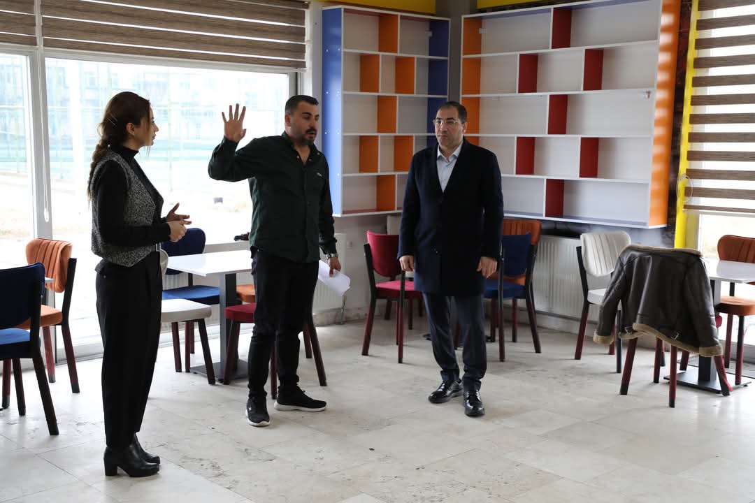 İl Müdürü Çelebi, faaliyete girecek yeni Genç Ofisi'nde incelemelerde bulundu