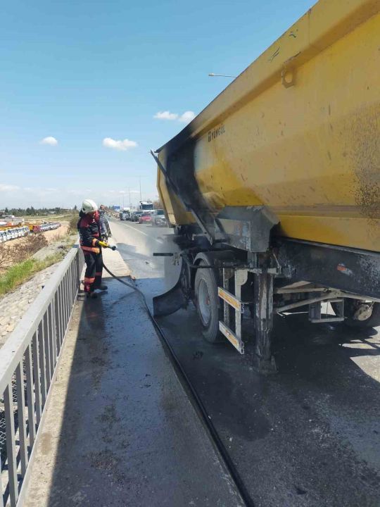 Malatya'da hafriyat kamyonunun lastiğinde çıkan yangın korkuttu