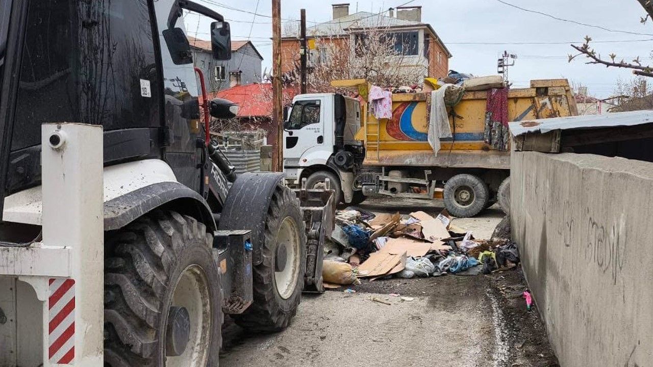 Çöp evden iki kamyon çöp çıktı