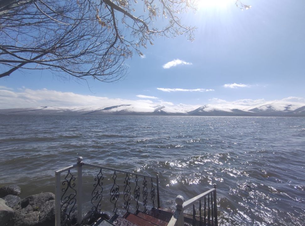 Çıldır Gölü’ndeki buz tabakası tamamen çözüldü