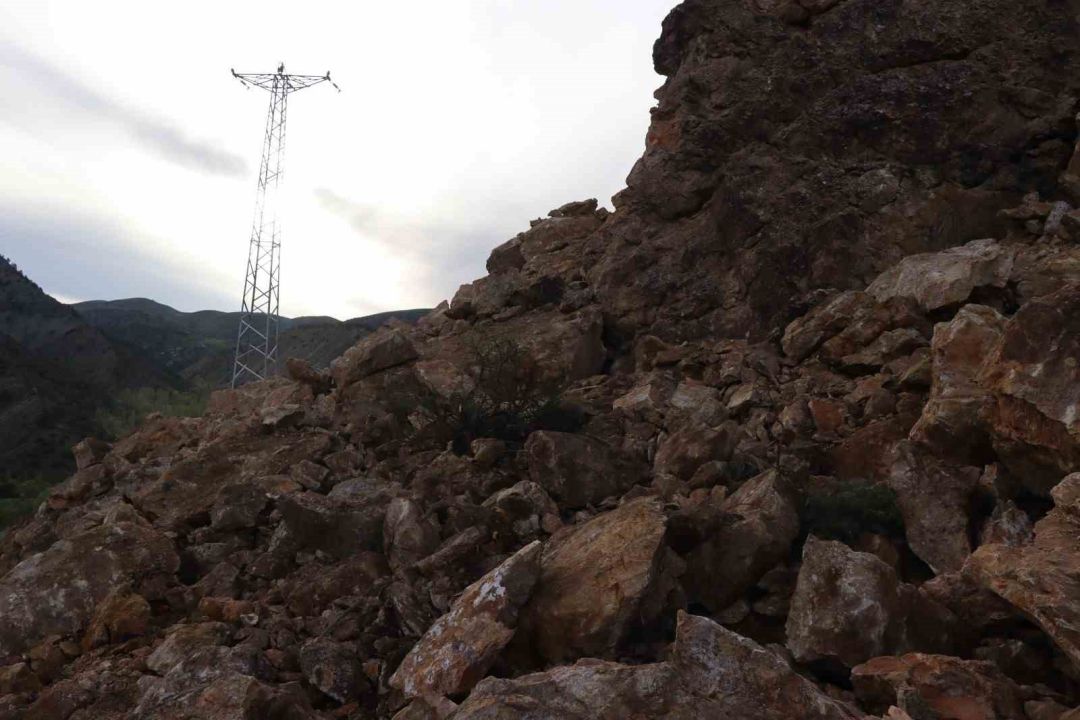 Dev kayalar yolu ulaşıma kapandı