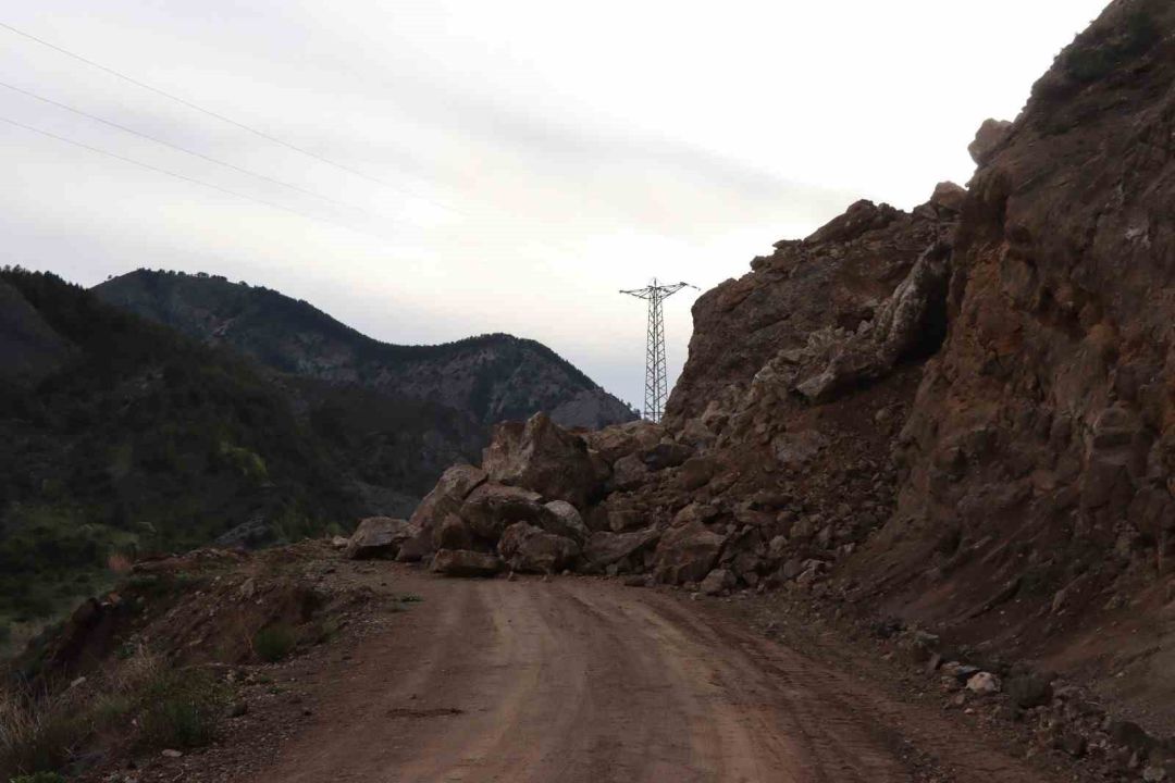 Dev kayalar yolu ulaşıma kapandı