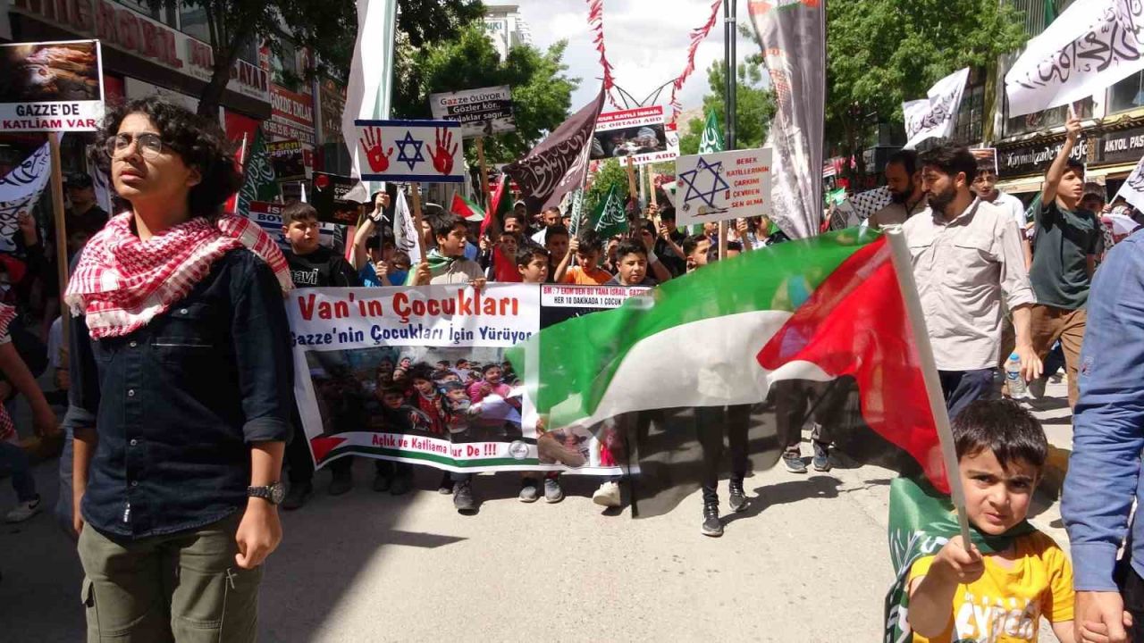 Van’da çocuklardan Gazzeli akranlarına destek yürüyüşü