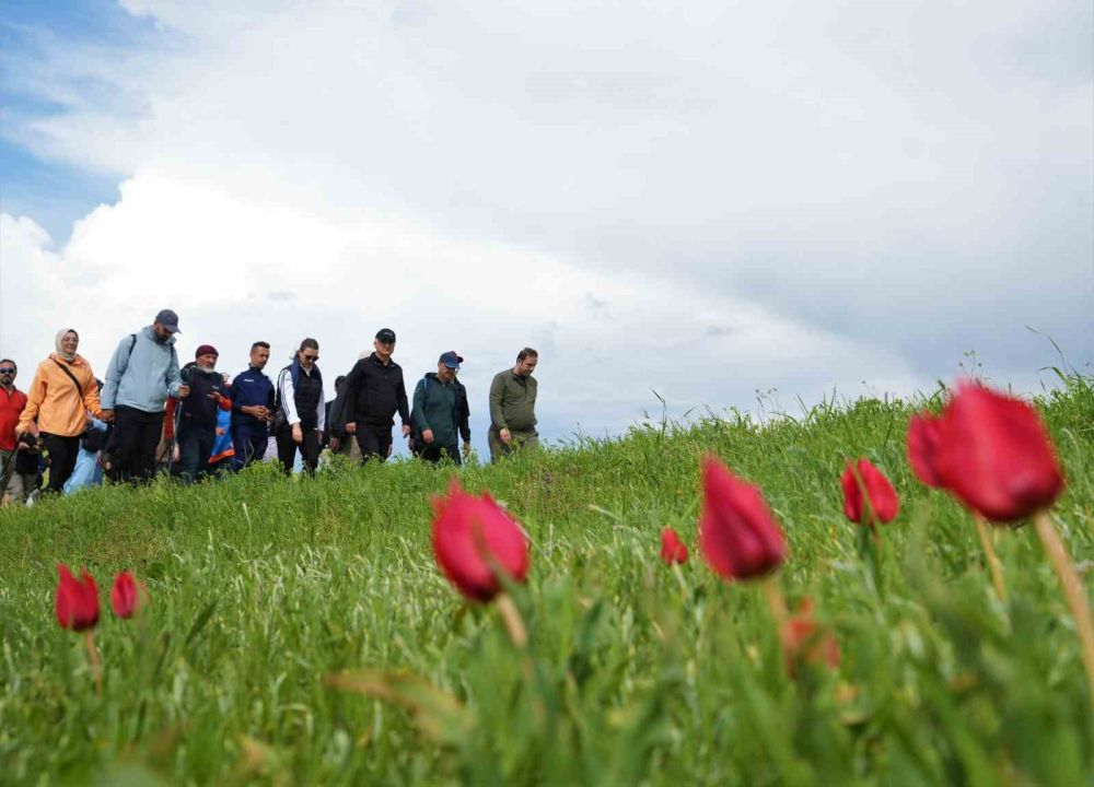 Muş Valisi Avni Çakır, doğaseverlere eşlik ederek Korkut’un gizli kalmış güzelliklerini keşfetti