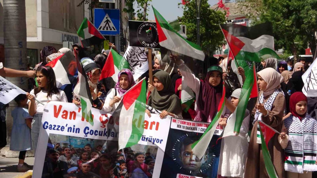 Van’da çocuklardan Gazzeli akranlarına destek yürüyüşü