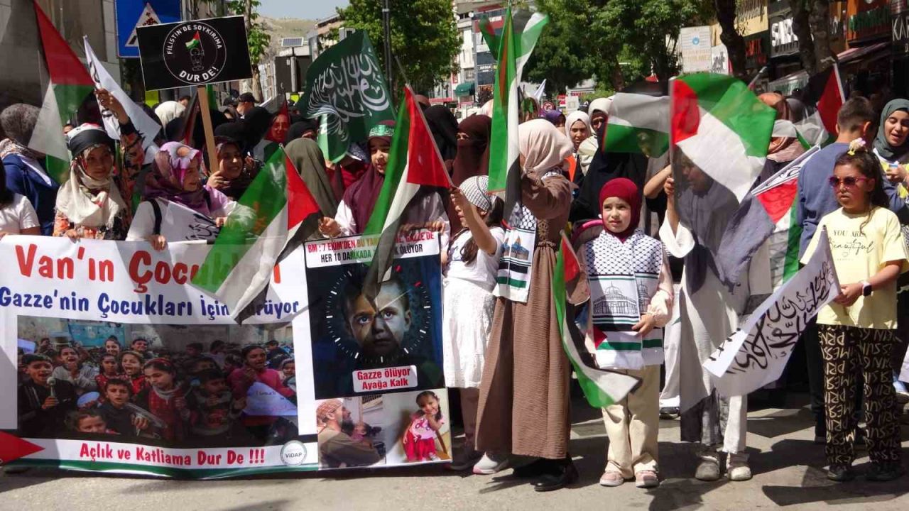 Van’da çocuklardan Gazzeli akranlarına destek yürüyüşü