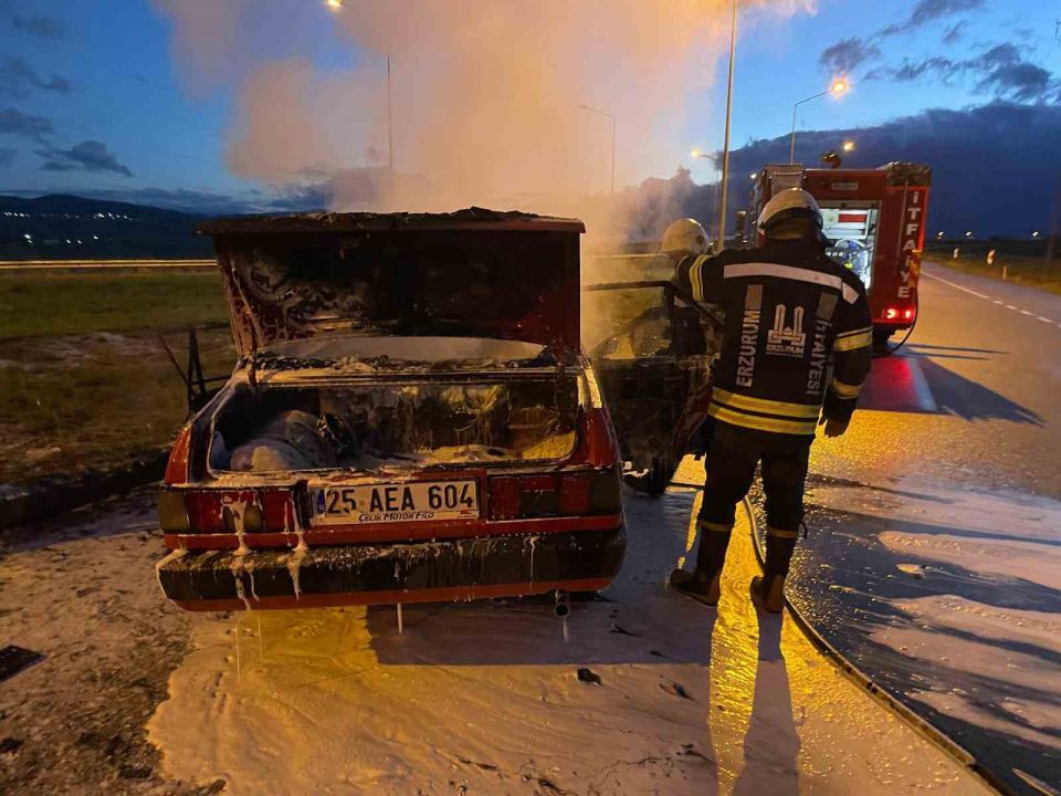 Erzurum’da araç cayır cayır yandı