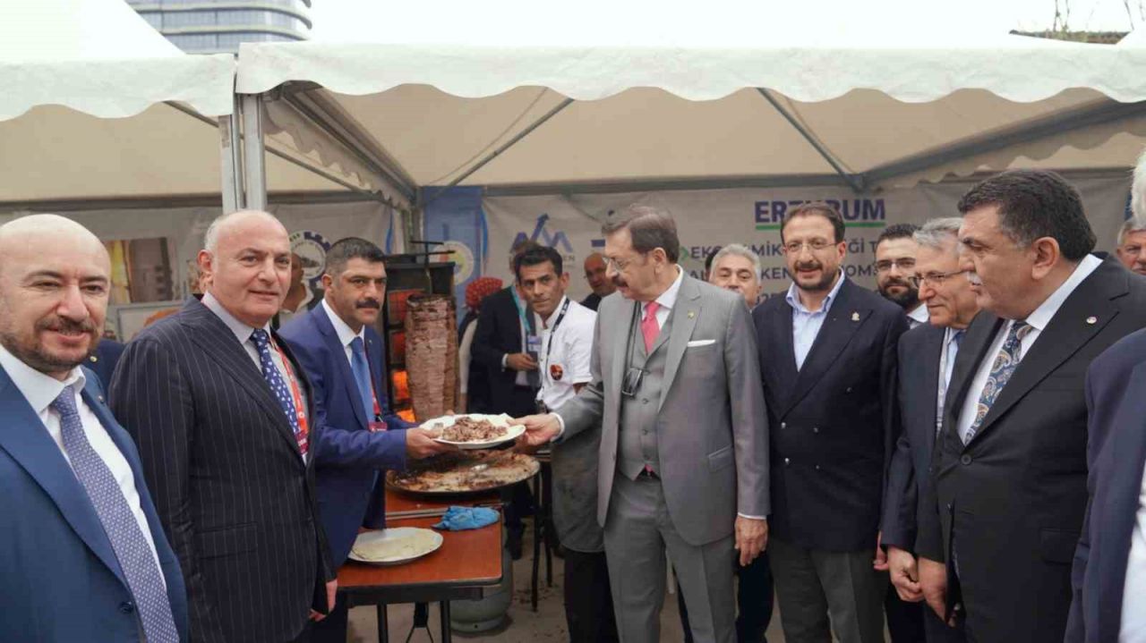 TOBB Başkanı Hisarcıklıoğlu’ndan ETSO standına ziyaret