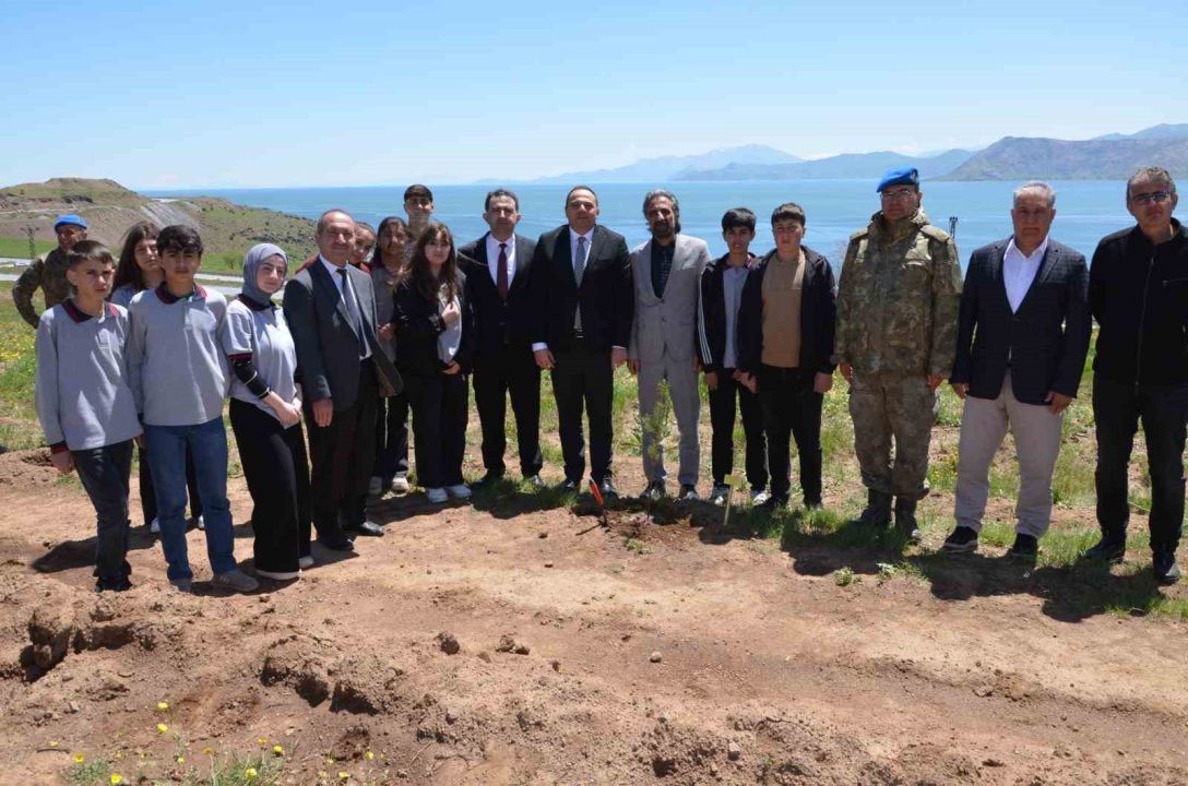 Bitlis'in Tatvan ilçesinde fidanlar toprakla buluştu
